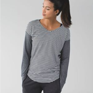❌Lululemon “weekend” Striped Black and White Long Sleeve Top size 8